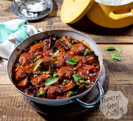 קציצות בקר בנוסח טורקי ברוטב עגבניות עם נענע וחצילים קציצות בקר בנוסח טורקי ברוטב עגבניות עם נענע וחצילים